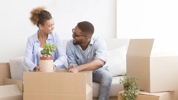 Husband And Wife Packing Moving Boxes Sitting On Sofa Indoor — 스톡 사진