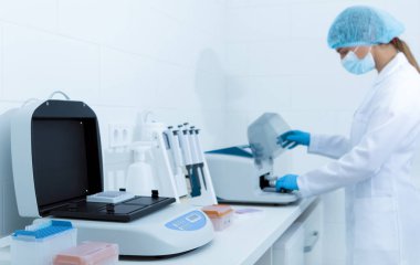 Genç bayan laboratuvar asistanı analiz sonuçlarını kopyalıyor.