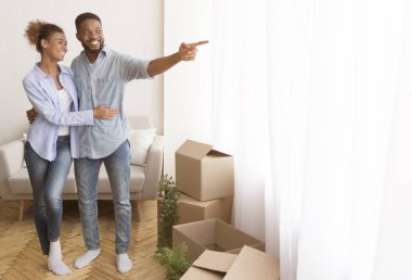 Siyah Koca Yeni Ev 'de Pencereyi Gösteren Karı Kucaklıyor