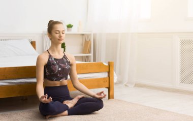 Sabah rutini. Sakin kadın yoga eğitiminden hoşlanıyor.