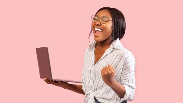 Счастливая чернокожая женщина, занимающая первое место в рейтинге — стоковое фото