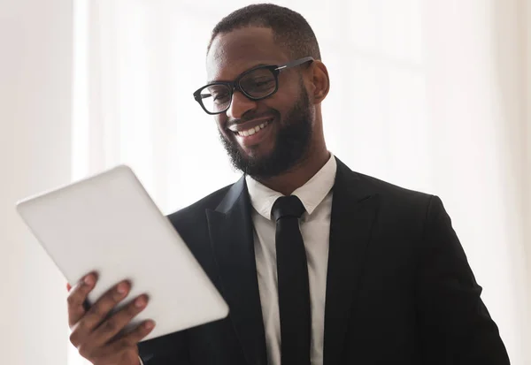 Joven empresario exitoso haciendo investigación de marketing en la tableta — Foto de Stock