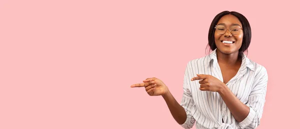 Black Woman Pointing Fingers Aside Standing On Pink Background, Panorama — Stock Photo, Image