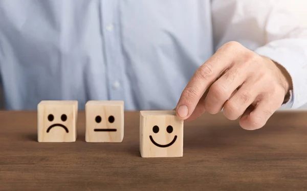 De klanten hand koos de vrolijke gezicht glimlach symbool — Stockfoto