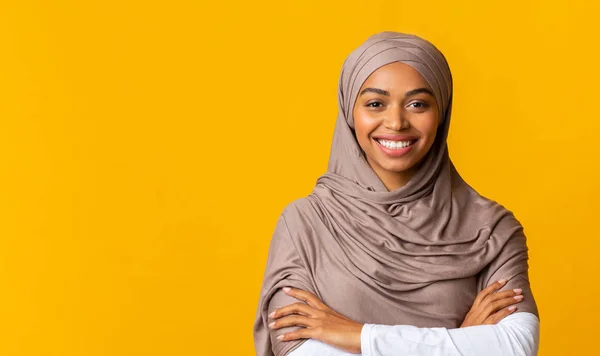 Självsäker afro muslimsk kvinna i hijab stående med vikta armar — Stockfoto