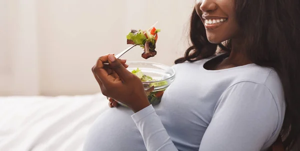 Primer plano de la mujer embarazada comiendo alimentos saludables — Foto de Stock