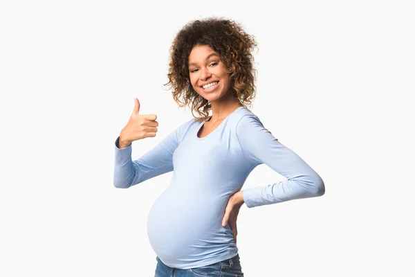 Feliz afro grávida mulher gestando polegar para cima — Fotografia de Stock