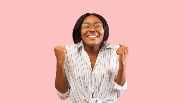 Black Lady Celebrating Shaking Fists Gesturing Yes In Studio, Panorama — Stock Photo, Image