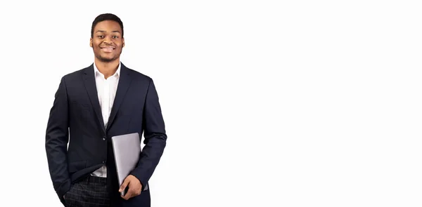 Homem negro confiante com laptop no fundo branco — Fotografia de Stock