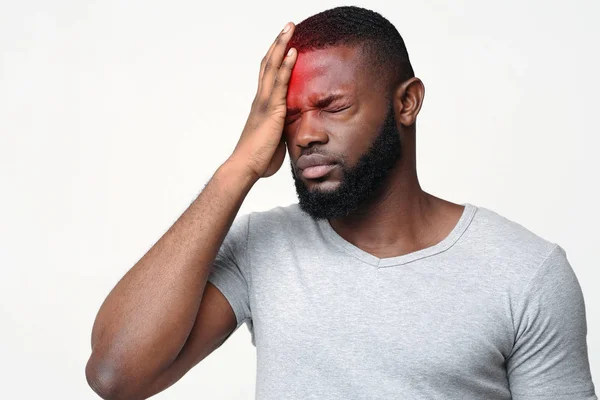 Ung man lider av fruktansvärd stark huvudvärk smärta — Stockfoto