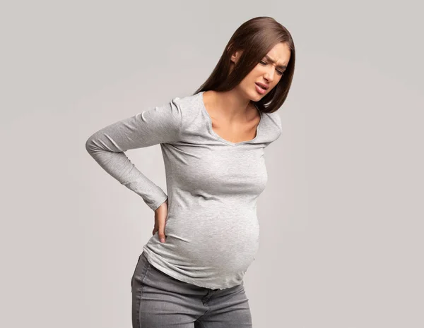 Femme enceinte ayant mal au bas du dos, Studio Shot — Photo