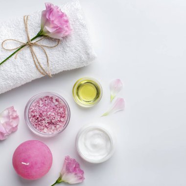 Beyaz üzerine aromatik botanik ürünleri seti