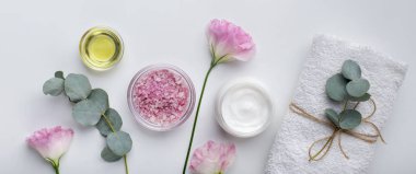 Beyaz arka planda nemlendirici krem, temel yağ ve tuz