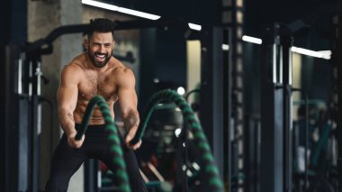 Spor salonunda halatla kas geliştirici eğitimi.