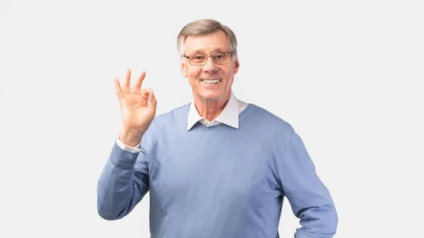 Boldog nyugdíjas úriember gesztus rendben áll át fehér háttér, panoráma — Stock Fotó