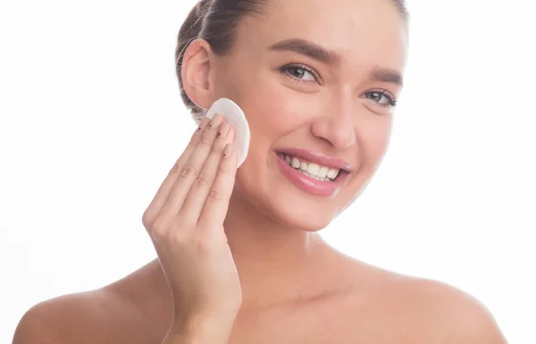 Femme soignant pour la peau et le visage nettoyant avec coton — Photo