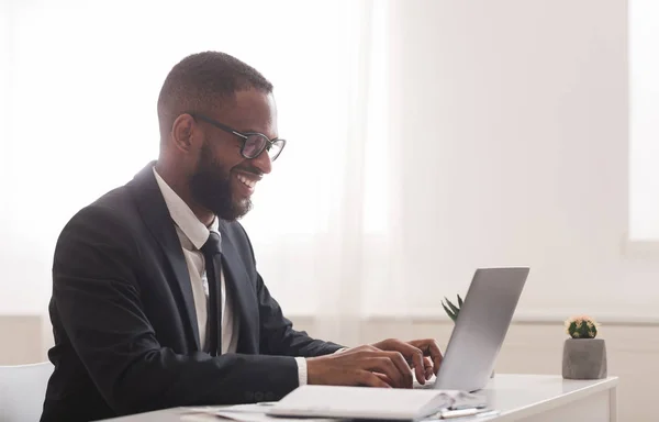 Hombre de negocios negro que trabaja en la oficina moderna de alta tecnología —  Fotos de Stock