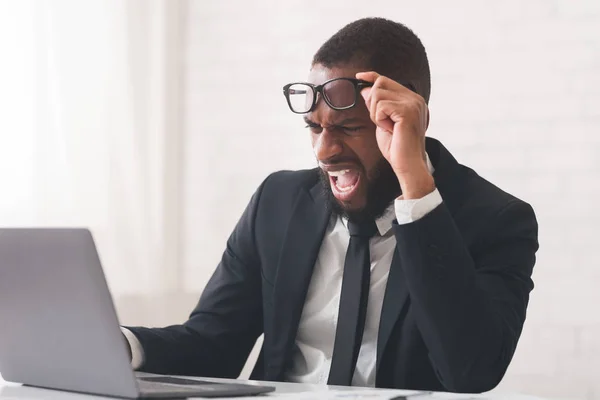 Rozzlobený podnikatel se dívá na monitor notebooku a křičí — Stock fotografie