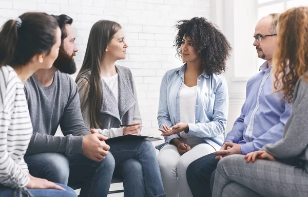 Felices pacientes hablando con terapeuta profesional, panorama — Foto de Stock