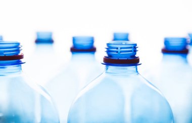 Beyaz arkaplanda izole edilmiş boş plastik şişeler.
