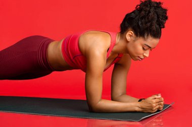 Yoga minderinde döşeme yapan fitness kızına yakın çekim