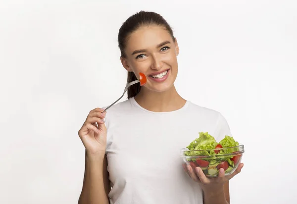 Glad ung dam njuter av färsk grönsakssallad Posing, Studio Skott — Stockfoto