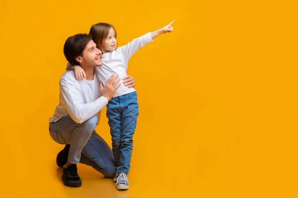 Podekscytowana mała dziewczynka pokazując jej tatuś niesamowite reklamy — Zdjęcie stockowe