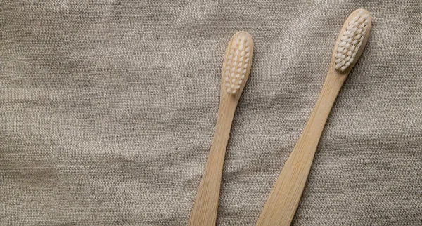 Modern bambusz fogkefék természetes birtok háttér — Stock Fotó