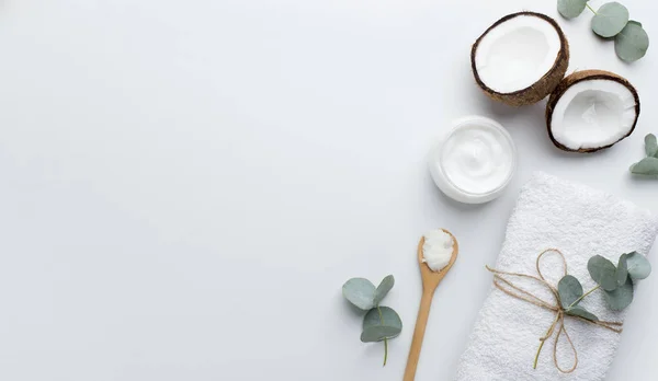 Set spa de crema de coco, sal como exfoliante corporal y toalla blanca — Foto de Stock