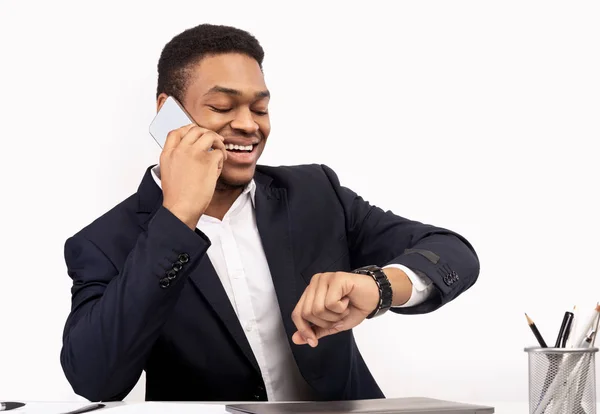 Africano homem de negócios falando ao telefone olhando para assistir — Fotografia de Stock