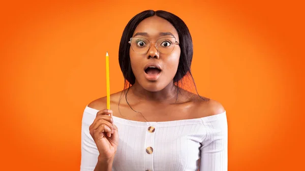 Afro Girl Raising Kéz fogása ceruza Miután kérdés, Studio Shot — Stock Fotó