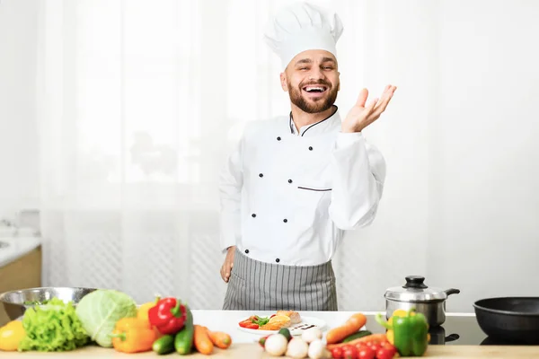 Chef Man Gesturing z receptury zatwierdzania ręcznie stoi w kuchni — Zdjęcie stockowe
