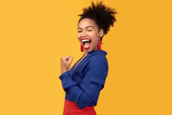 Gelukkig afro vrouw triomferen met opgeheven handen — Stockfoto