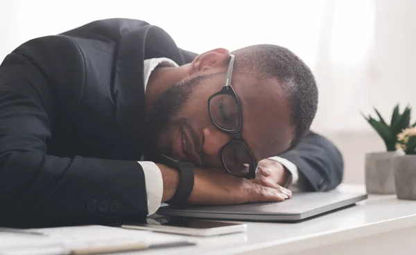 Nero ragazzo in vestito dormire su lavoro — Foto Stock