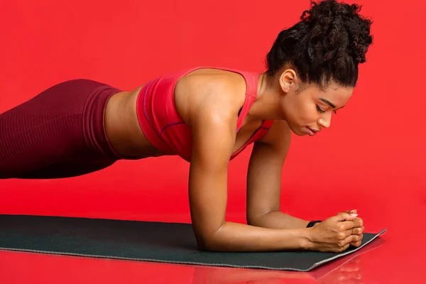 Yoga minderinde döşeme yapan fitness kızına yakın çekim — Stok fotoğraf