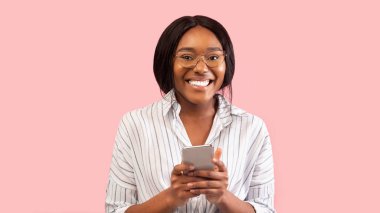 Siyah Kadın Cep Telefonu Kullanıyor Pembe Arkaplanda Duruyor, Panorama