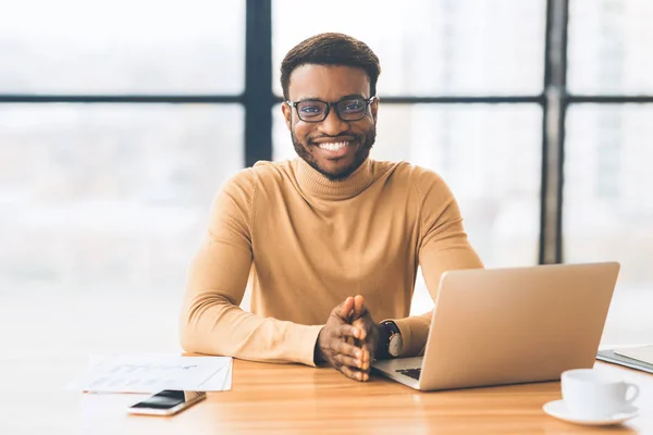 Sorrindo homem de negócios preto trabalhando no escritório moderno — Fotografia de Stock