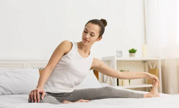 Gesunder Lebensstil. junge Frau beim morgendlichen Stretching — Stockfoto