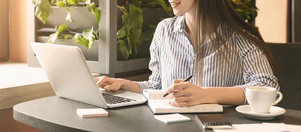 Jovem senhora procurando informações na internet no laptop — Fotografia de Stock