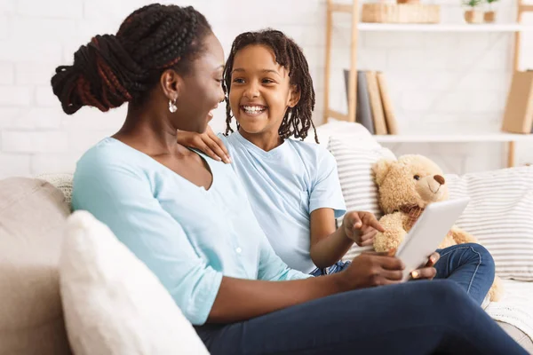 Gelukkig afro familie tijd doorbrengen samen thuis — Stockfoto