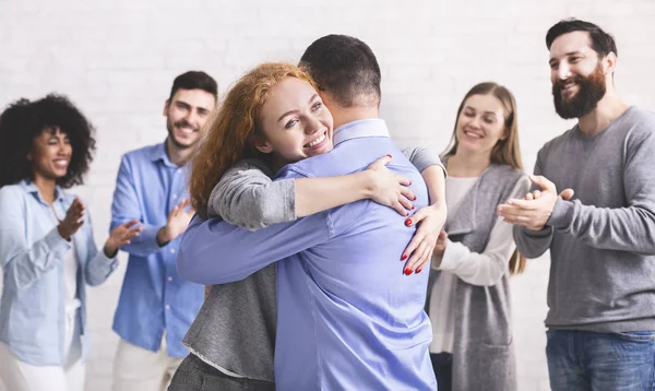 Positieve mensen knuffelen elkaar tijdens de afkickkliniek vergadering — Stockfoto