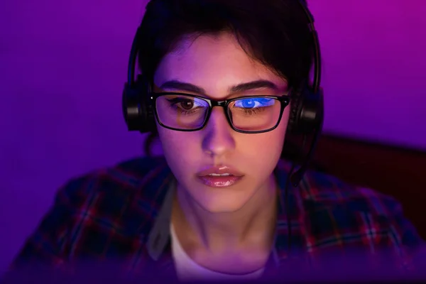 Female programmer working on laptop late at night — Stock Photo, Image