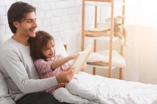 Filhinha e pai curtindo livro, passando fim de semana juntos — Fotografia de Stock