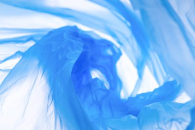 Beyaz arkaplan üzerinde mavi torba plastik atık deseni