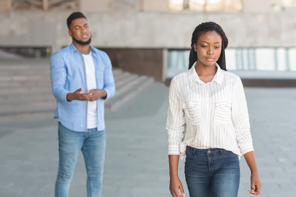 Triste noir guy regarder son départ copine après argumenter à l'extérieur — Photo