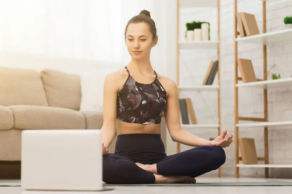 Treinamento online. Mulher praticando ioga e usando laptop — Fotografia de Stock