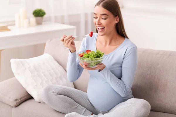 Wanita hamil Memakan sayuran Salad Duduk di Kursi Di Rumah — Stok Foto