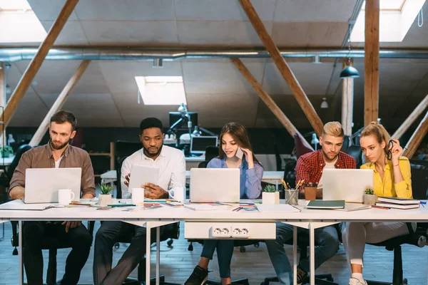 Equipo de programadores que trabajan en la empresa de desarrollo de software —  Fotos de Stock