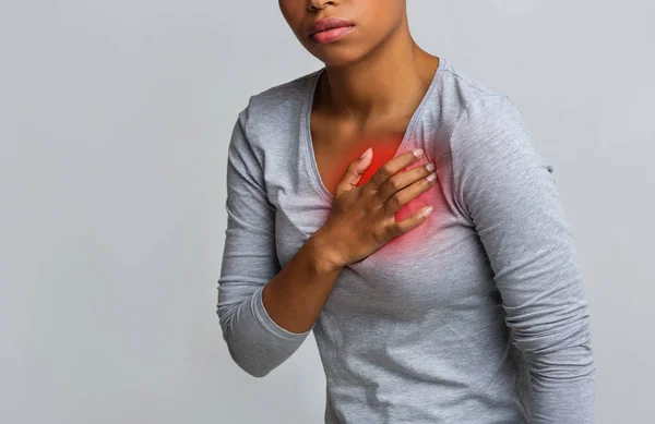 Schwarze junge Frau leidet unter saurem Reflux oder Sodbrennen — Stockfoto