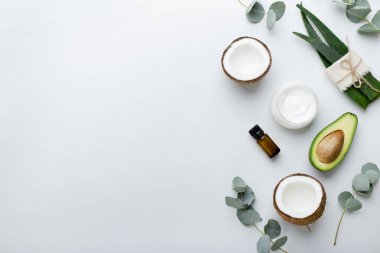 Beyaz arkaplanda yeşil organik bileşenler izole edildi